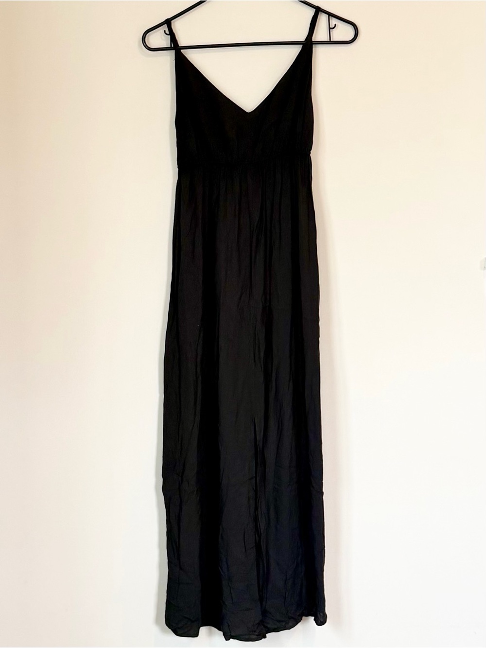 FARM Rio Black Minimalist V-Neck Spaghetti Strap Maxi Dress - Size: Small